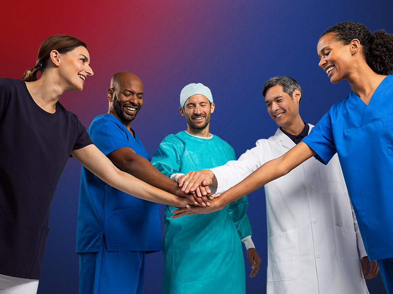 Un equipo sanitario en una reunión de grupo. Un equipo sanitario en una reunión de grupo.